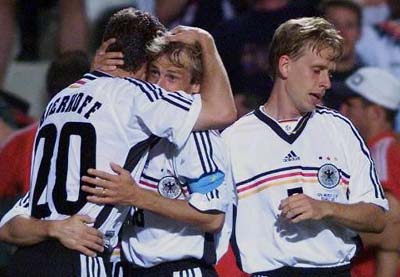 Klinsmann knuffelt Bierhoff