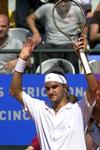 Safin schenkt zege aan dankbare Federer