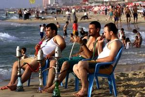 Waterpijp roken aan het water van Gaza