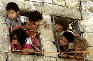 Palestijnse kinderen<BR>spieden naar<BR>Israëlische soldaten