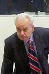 Strijdvaardige Milosevic voor VN-Tribunaal