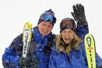 Stralend echtpaar in verse sneeuw