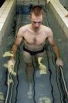 Erik Dekker wint eerste wedstrijd in...zwembad