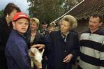 Extra bewaakte Beatrix bezoekt boerderij