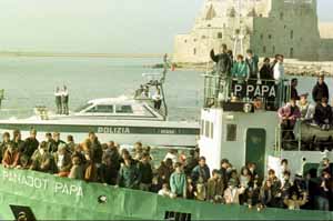 [Honderden vluchtelingen proberen via
een kleine vissersboot uit Albanie te komen]