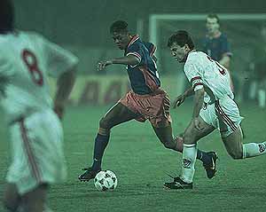 Kluivert ontwijkt verdedigers