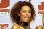 Mel B laat siliconen uit borsten halen