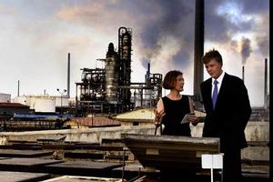 Kroonprins bezoekt joodse begraafplaats