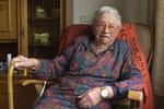 Tante Henny (110) op de thee bij Beatrix