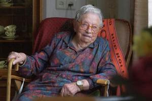 Tante Henny (110) op de thee bij Beatrix