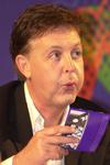 Paul McCartney aast<BR>op Beatlesliedjes
