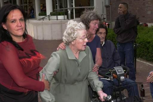 Moeder Herman Brood bezoekt bloemenzee