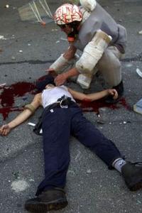 Dode en vele gewonden bij<BR>bloedige protesten Genua