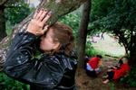 Lekker knuffelen met Haagse bomen