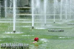 Verfrissende duik in Trocadero fontein