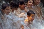Hitte drijft jeugd naar waterval