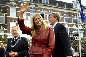 Den Haag laaiend<BR>enthousiast over<BR>hip jasje Máxima