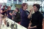 Vrouwen laten zich opknappen in de RAI