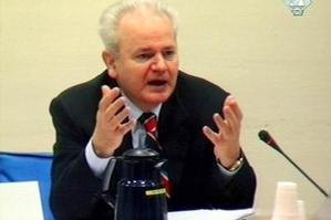 Slobodan Milosevic<BR>slaat hard terug