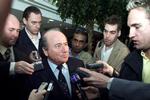 Sepp Blatter komt UEFA de strot uit