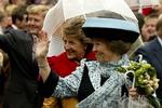 Beatrix overladen met steun voor Claus