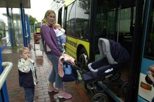 Actie tegen opvouwen van buggy in de bus
