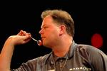 Van Barneveld simpel naar halve finales