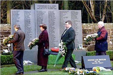 Nabestaanden brengen bloemen naar de graven