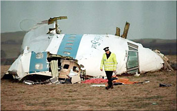 De ochtend na de crash bewaakt een Britse politieman de restanten van de Boeing